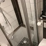 - Haus F, App 0f1405 *